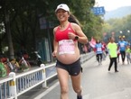 体育老师意外走红！怀孕5个月还跑马拉松