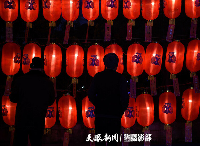 원소절을 맞은 귀양의 명절 분위기_fororder_rBABDGIK92KAb2fZAAAAAAAAAAA931.3000x2188.750x547