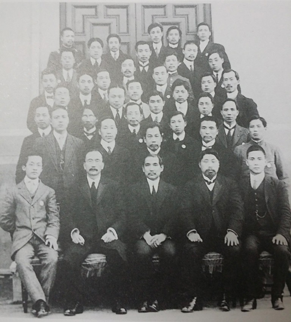 1912年3月29日，孙中山（前排中）参加唐绍仪（左二）操办的饯别宴会后合影。