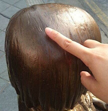 日本驻韩国大使馆门前慰安妇铜像遭女精神病患者铁锤击打