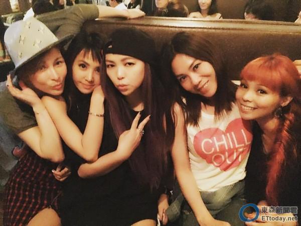 歌后集结！张惠妹蔡依林蔡健雅同框似高中生