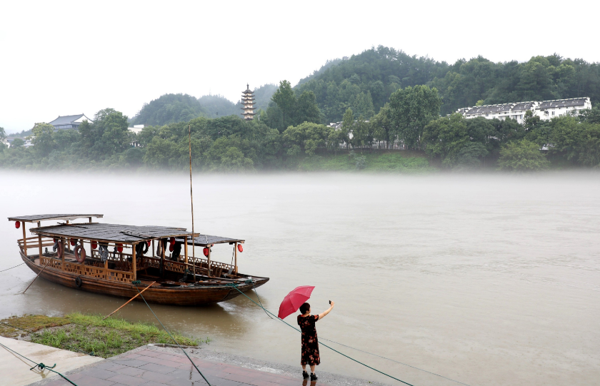 安徽黄山歙县:雾锁练江古城美