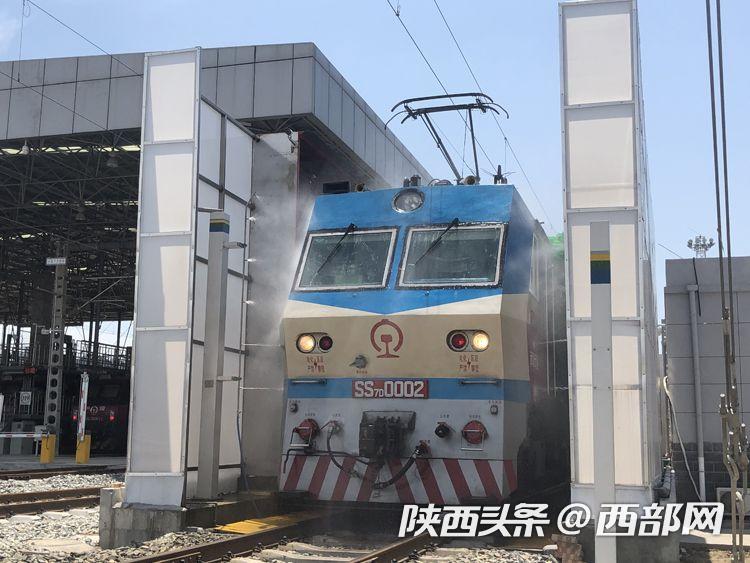 高温下的铁路人丨87℃！灌下一瓶藿香正气水 开工！