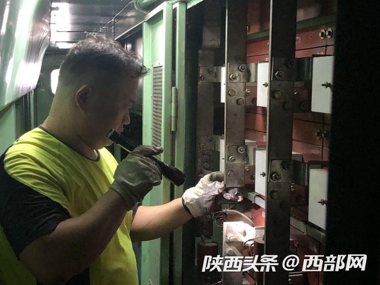 高温下的铁路人丨87℃！灌下一瓶藿香正气水 开工！