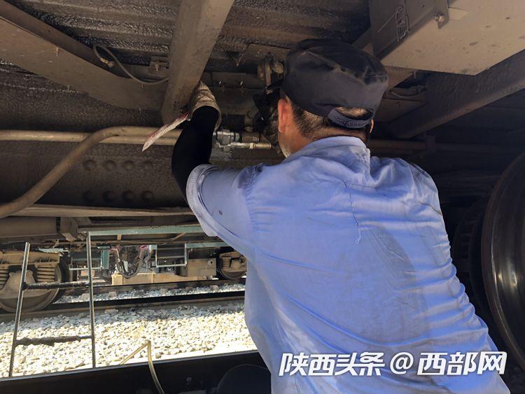 高温下的铁路人丨87℃！灌下一瓶藿香正气水 开工！