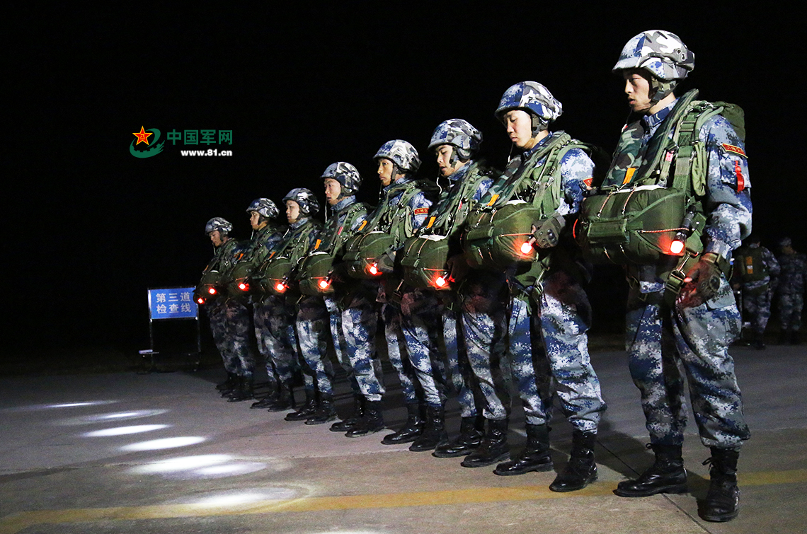 向茫茫夜空进发 空降兵某旅组织千余新兵首次夜间跳伞