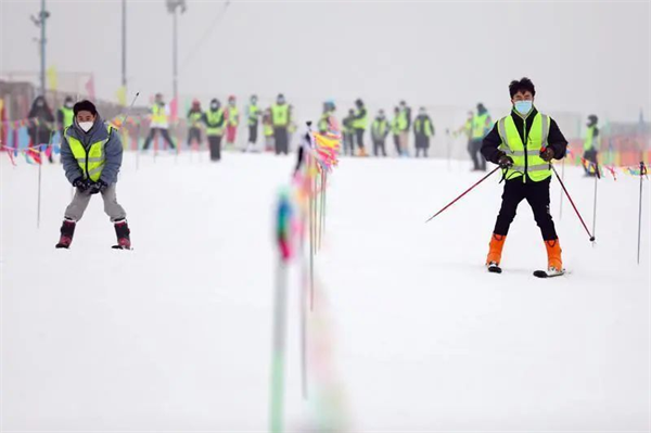 冰雪运动燃起来 2022年灞桥区全民滑雪趣味赛举办_fororder_图片3