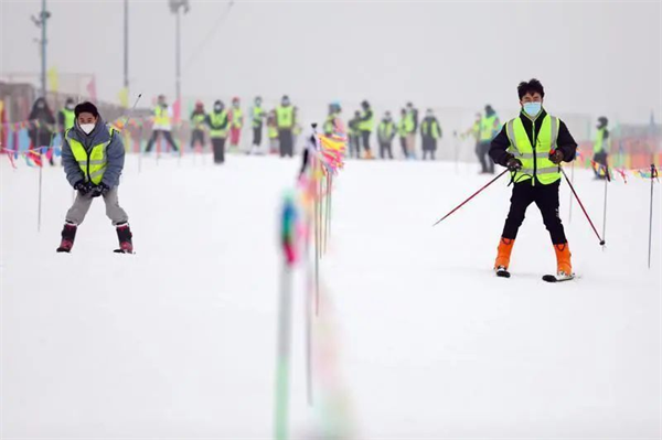 冰雪運動燃起來 2022年灞橋區全民滑雪趣味賽舉辦_fororder_圖片3