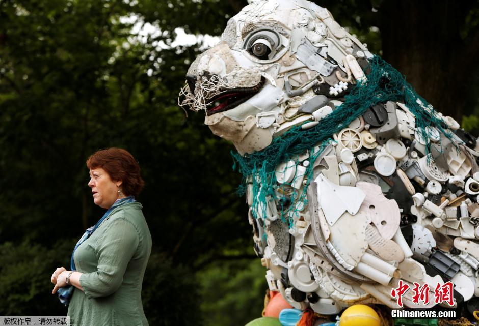 美国一动物园展出“海洋垃圾”艺术品