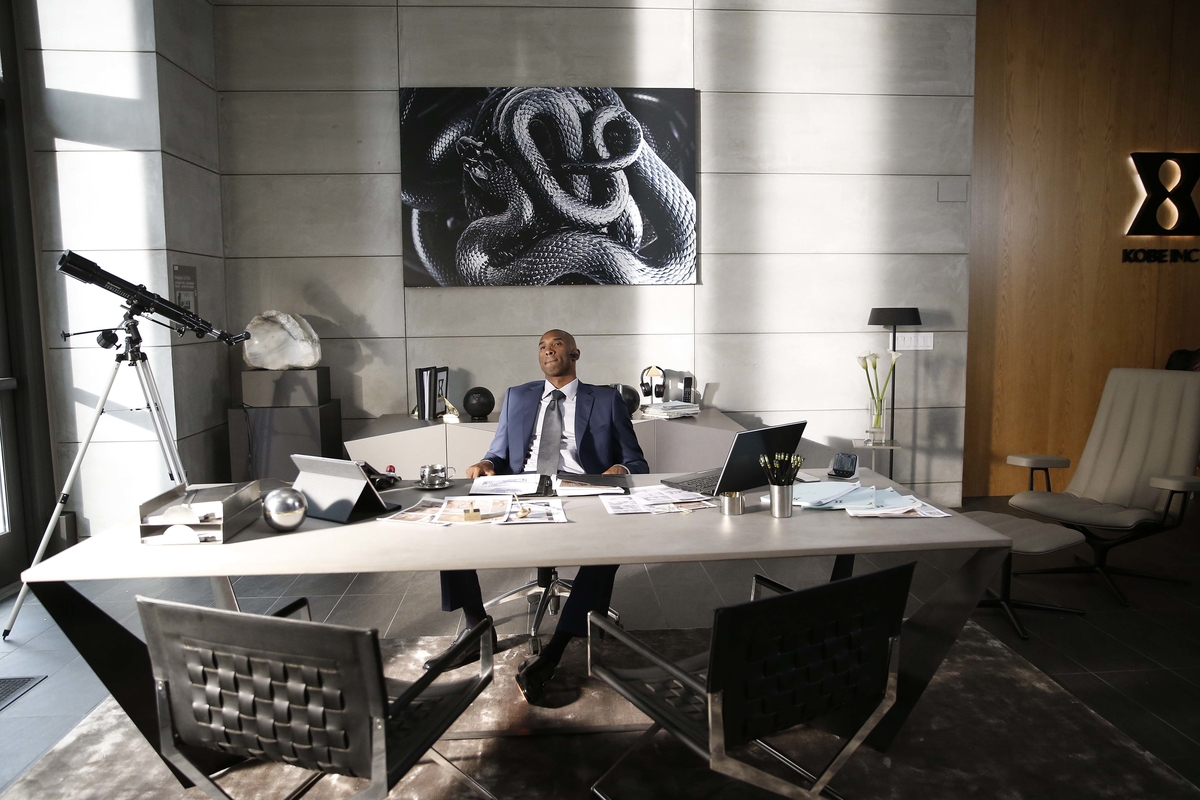 科比公司内部写真曝光 挂大幅黑曼巴海报