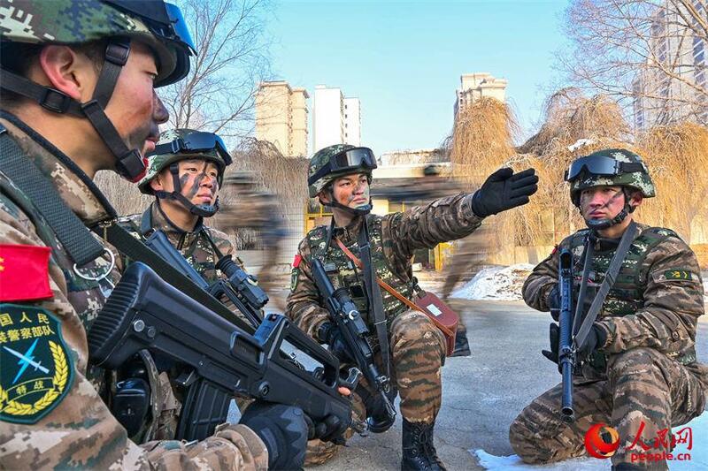 Ga yadda wata kungiyar 'yan sanda masu dauke da makamai dake jihar Xinjiang suke samun horo_fororder_2