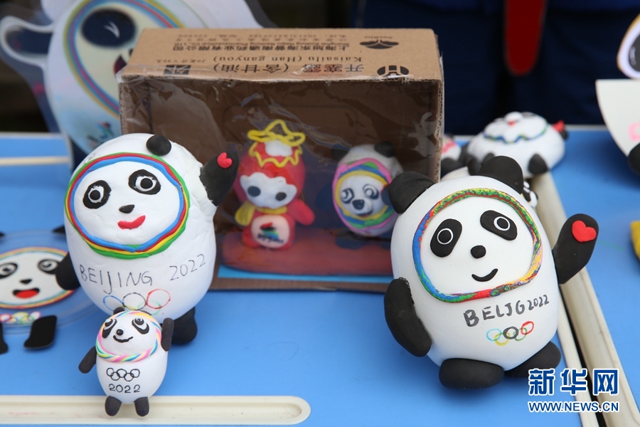 湖北襄阳：开学齐秀“冰墩墩”