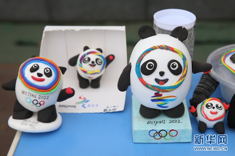 湖北襄阳：开学齐秀“冰墩墩”