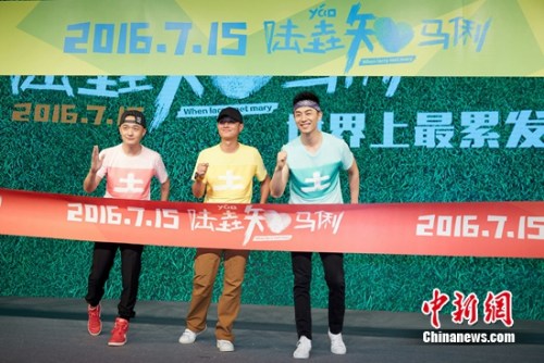 文章首执导筒谈挑演员标准：选演技比我好的(图)