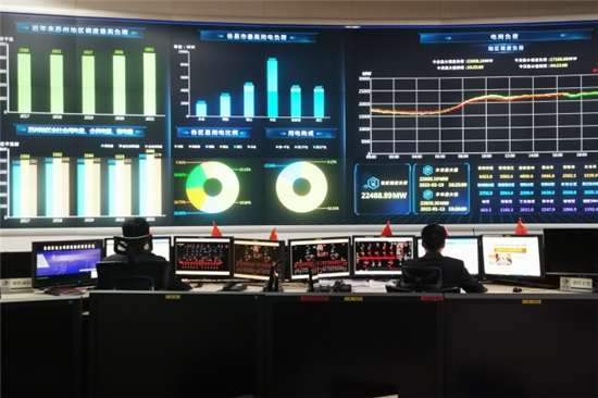他们将在有限的工作生活空间内,坚守在调控大厅的屏幕前,守护"电力
