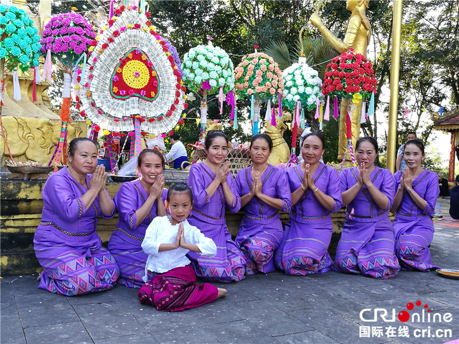 图片默认标题_fororder_拜塔的傣族女子欢乐多(台林珍拍摄)_副本