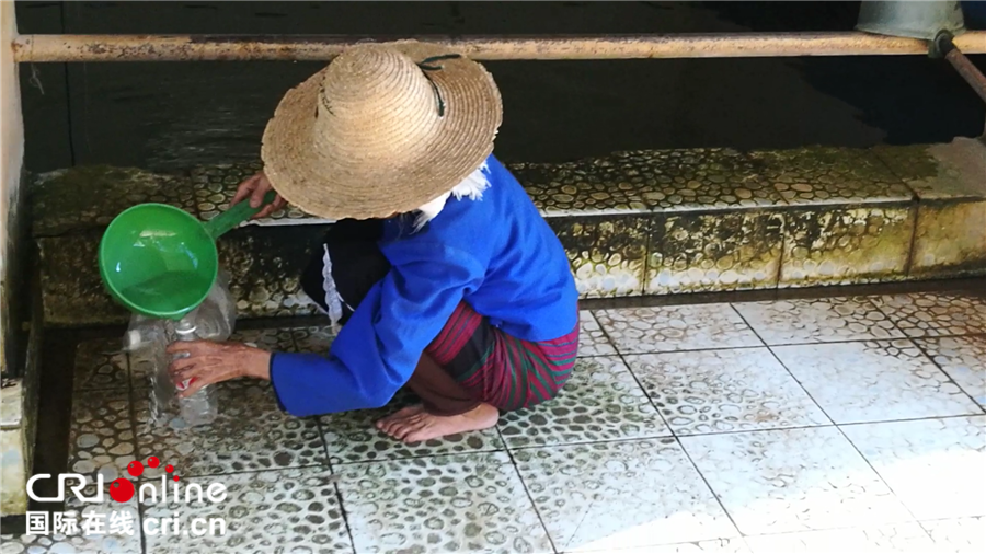 图片默认标题_fororder_城子村来村口老井舀水的傣族妇女(台林珍拍摄)_副本