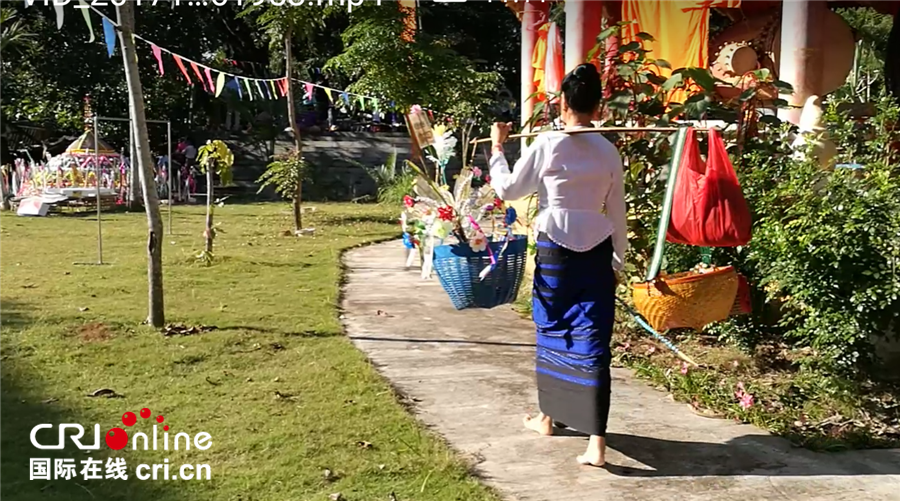图片默认标题_fororder_款款来拜塔的傣族女子(台林珍拍摄)_副本