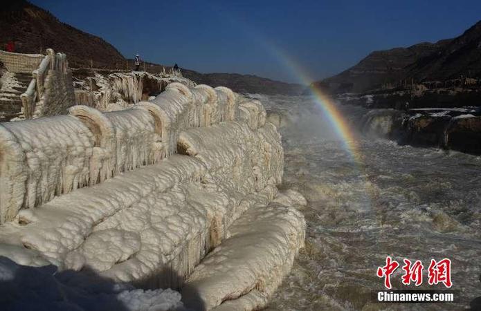 圖為山西吉縣黃河壺口瀑布拍攝的冰瀑彩虹景觀。 呂桂明 攝