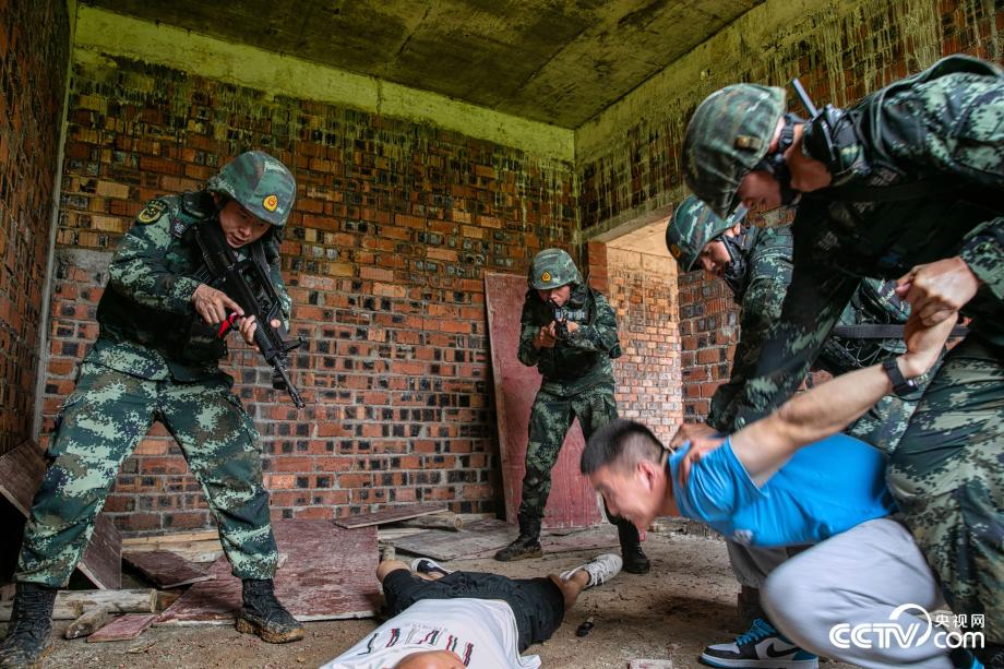 武警桂林支队实战演练捕歼暴恐分子锤炼应急处突能力