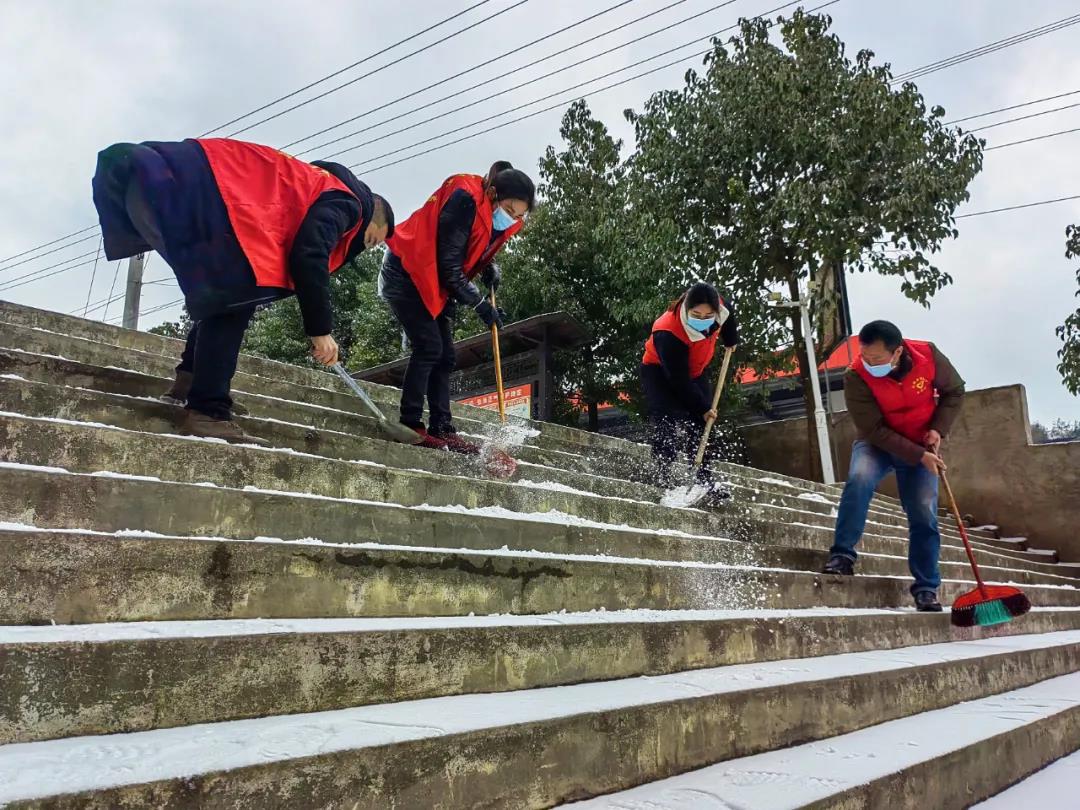 贵州出现持续性雪凝天气 各地全力抗凝保畅