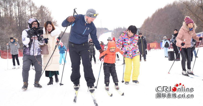 【CRI看吉林（标题）】【文体时尚（标题）】冬奥会冠军长春净月潭滑雪场教市民滑雪