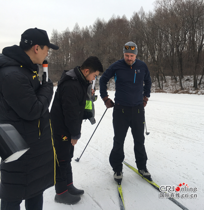 【CRI看吉林（标题）】【文体时尚（标题）】冬奥会冠军长春净月潭滑雪场教市民滑雪