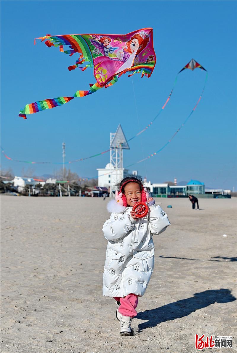 河北秦皇岛：风筝飞舞 乐享春光