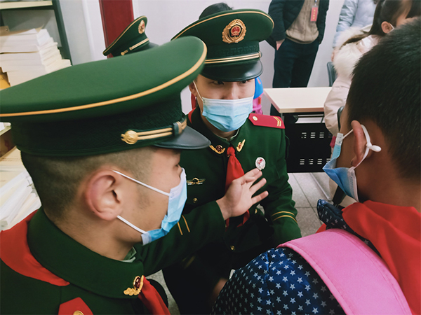 宜宾长宁：国防教育进校园 师生共筑强国梦_fororder_和学生现场交流