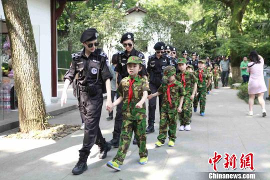 G20女子巡逻队员牵手小学生进西湖景区 “护航”文明