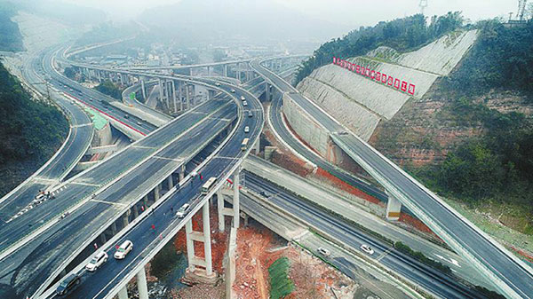 对岩互通立交一共4层,跨国道108线,连接成雅,雅西,雅康3条高速.