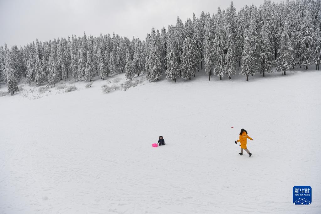 重庆武隆：“冰雪世界”引客来