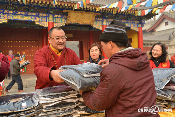 西安广仁寺住持仁钦上师携诸位法师在广仁寺山门广场为社会流浪人