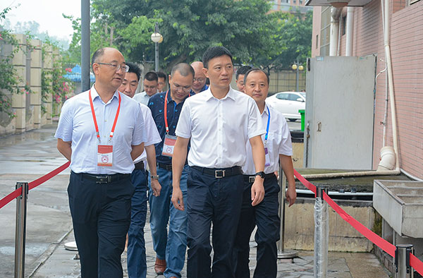 自贡市荣县县委副书记,县长郑小清(左一)听取相关备考工作准备情况