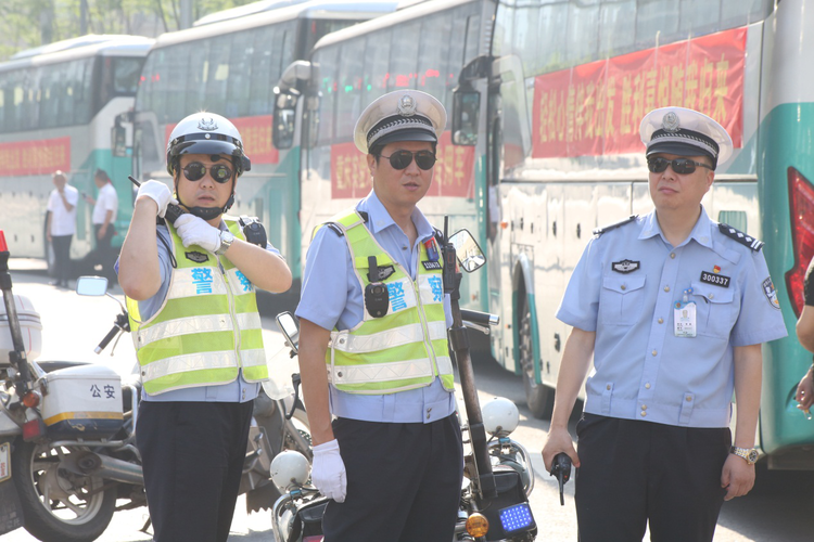 【B】重庆九龙坡区警方十项便民举措为高考考生助力加油