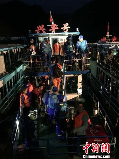 四川廣元沉船事故救援:水下機器人送往沉船地點