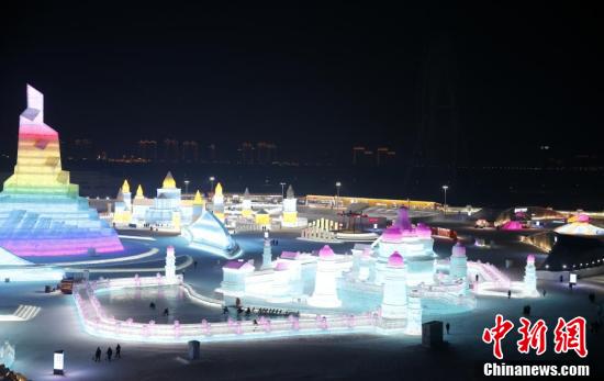 哈尔滨冰雪大世界迎来众多游客打卡