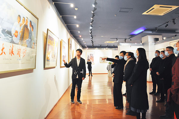 四川自贡：光影记忆中的党史 书写百年辉煌历程_fororder_3与会领导参观展览（摄影-冯常英）