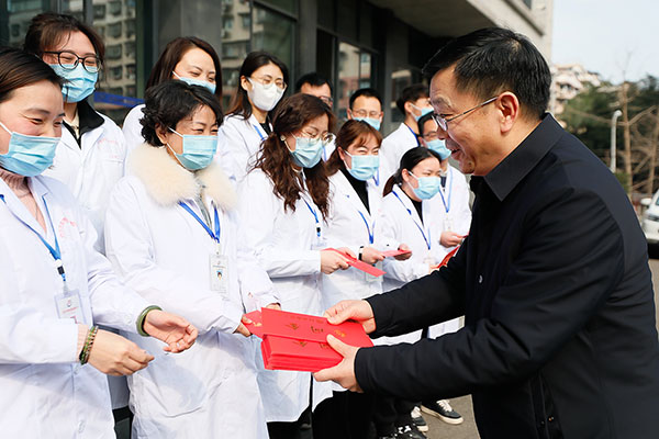 自贡市总工会慰问疫情防控一线工作人员_fororder_1宋国强（右一）慰问自贡市疾病预防控制中心一线工作人员