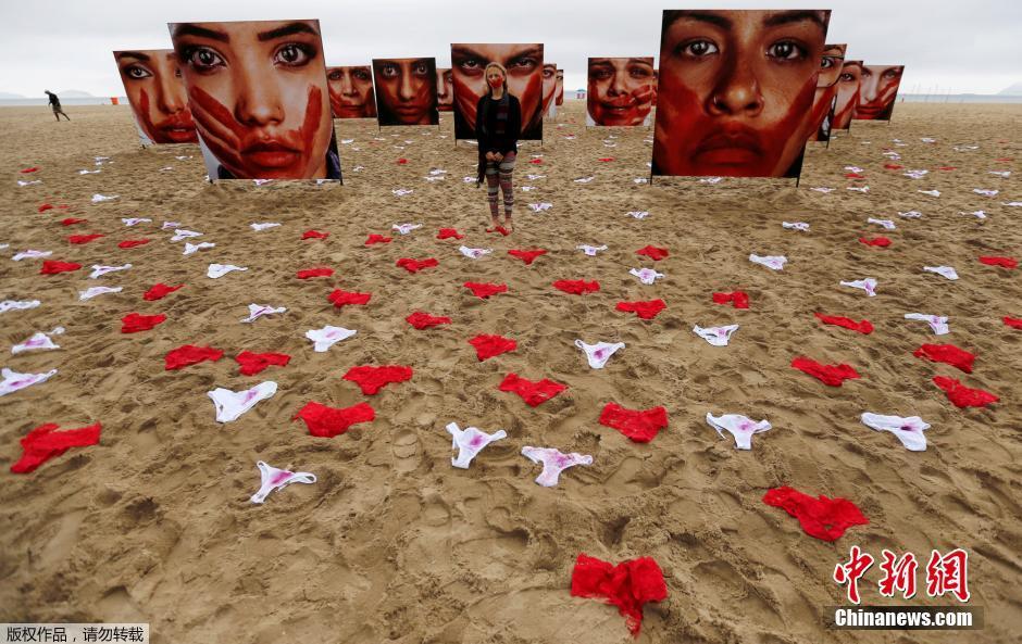 里约海滩竖起巨型照片墙 抗议对女性暴力犯罪