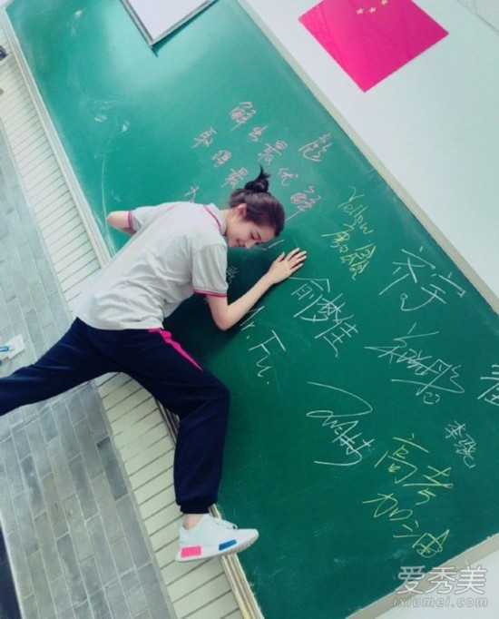 關曉彤畢業季曬校服照 這些女星換上校服也嫩如少女