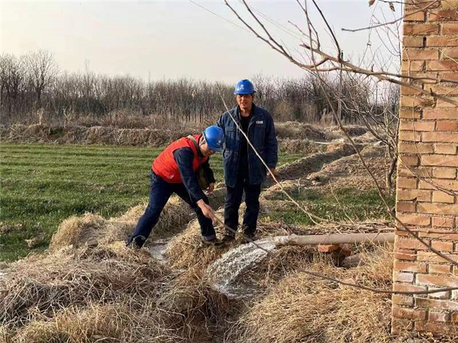 国网西咸新区供电公司：“红马甲”进农田 春耕春灌“暖心田”_fororder_WeChat 圖片_20220225173029_副本