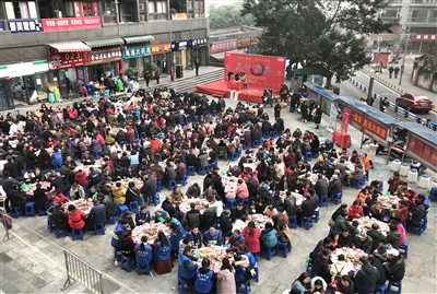 【社会民生】500多社区居民吃团年饭 坝坝上摆了53桌