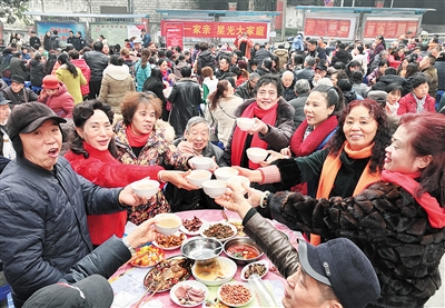 【社会民生】500多社区居民吃团年饭 坝坝上摆了53桌