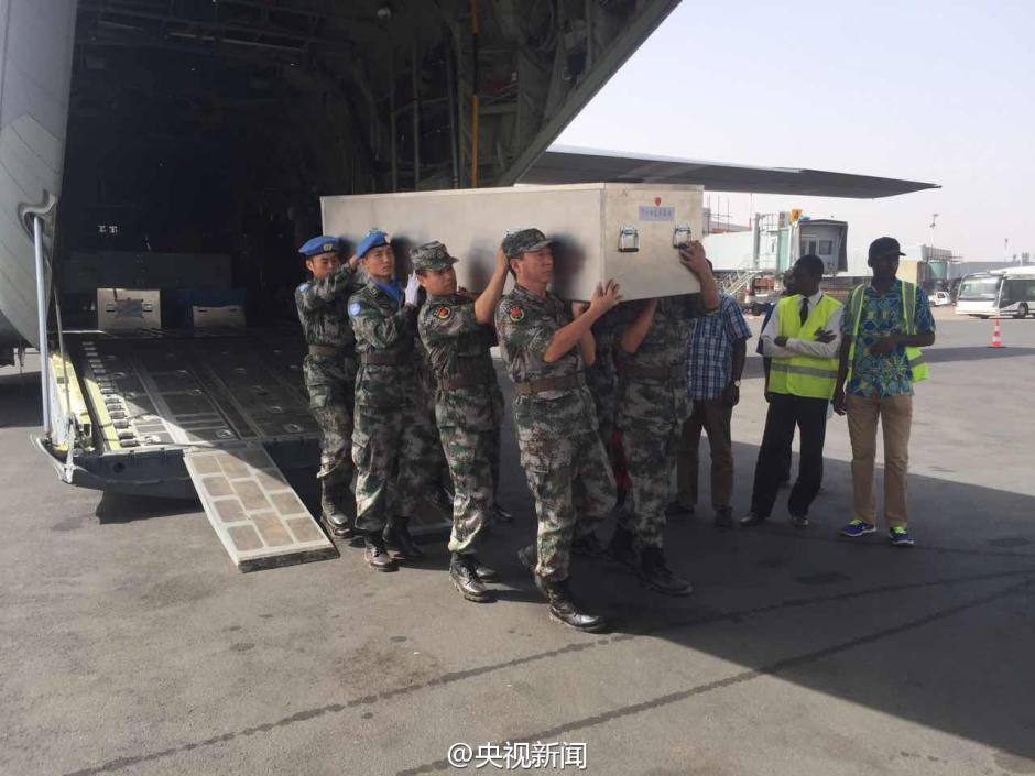 中国遇难维和士兵遗体灵柩抵达马里首都