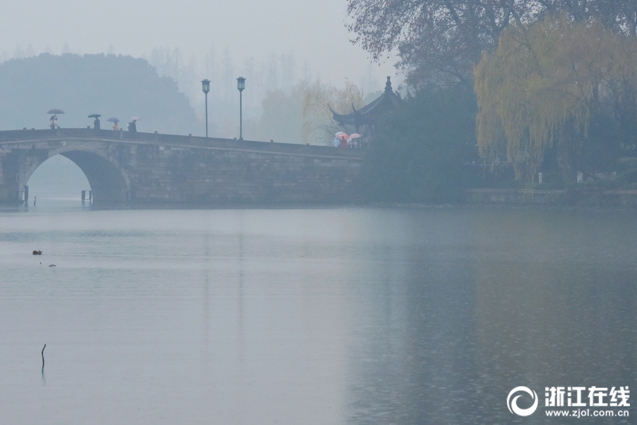 杭州：雨霧罩西湖