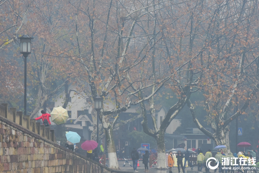 杭州：雨霧罩西湖