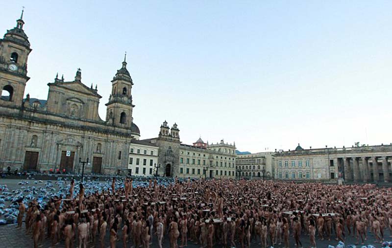 哥伦比亚6000人在广场裸体拍照为和平献身组图