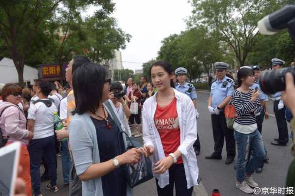 關曉彤稱語文考得還行:就是作文有些素材沒用上