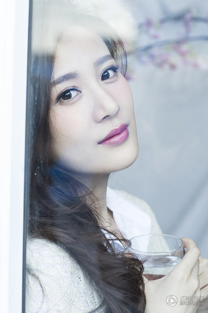 邬靖靖夏日梦幻照曝光 低头浅笑柔情万种_娱乐_东营大众网